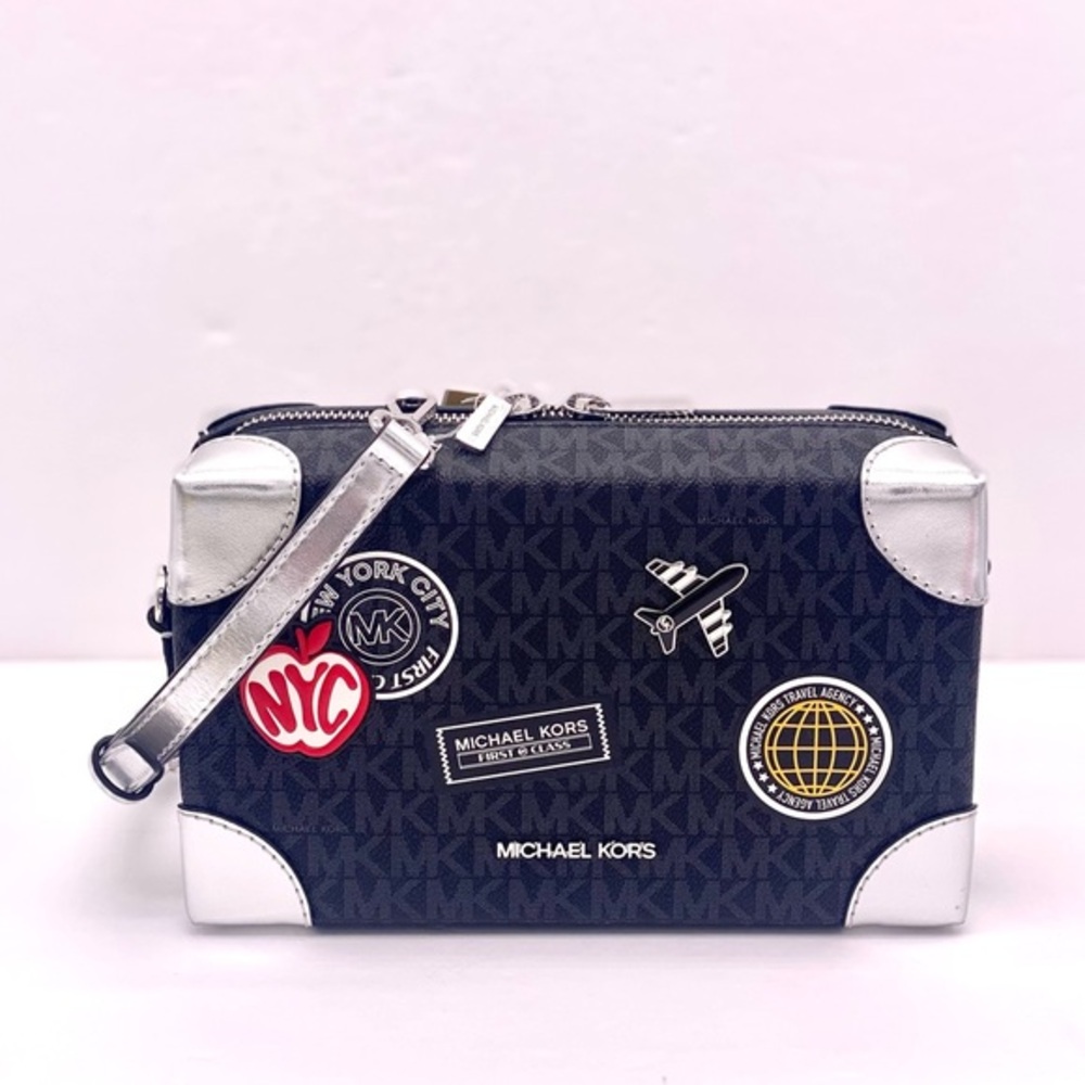 Michael Kors Jeanie Small EW Trunk
Crossbody Travel Agency MK Logo
Black/Silver